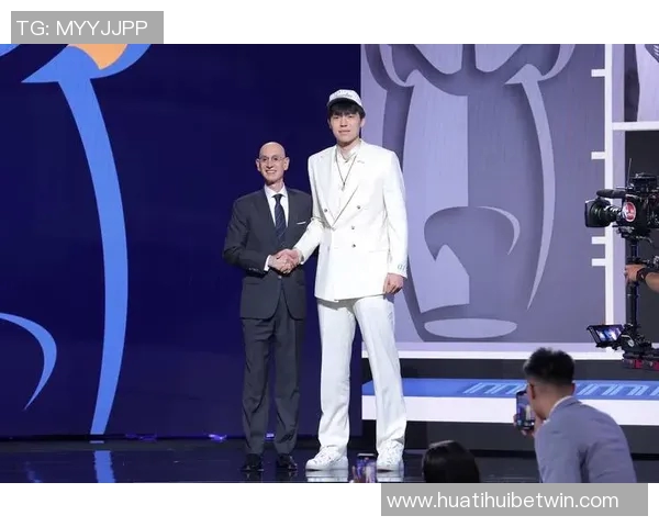 杨瀚森随队抵达多伦多加拿大网友街头偶遇成功合影留念 杨瀚森随队抵达多伦多加拿大网友街头偶遇成功合影留念